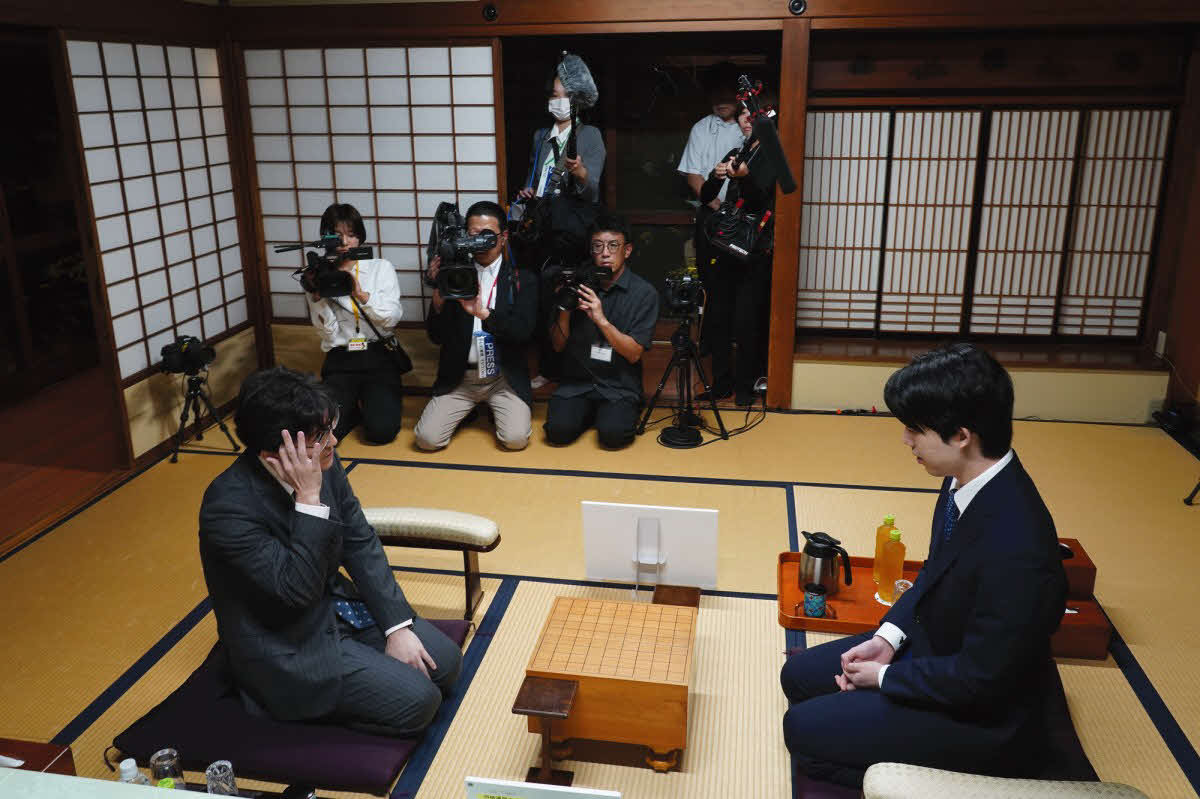 王座戦第4局の前日検分を行った伊藤匠叡王（左）と藤井聡太王座（右、日本将棋連盟提供）