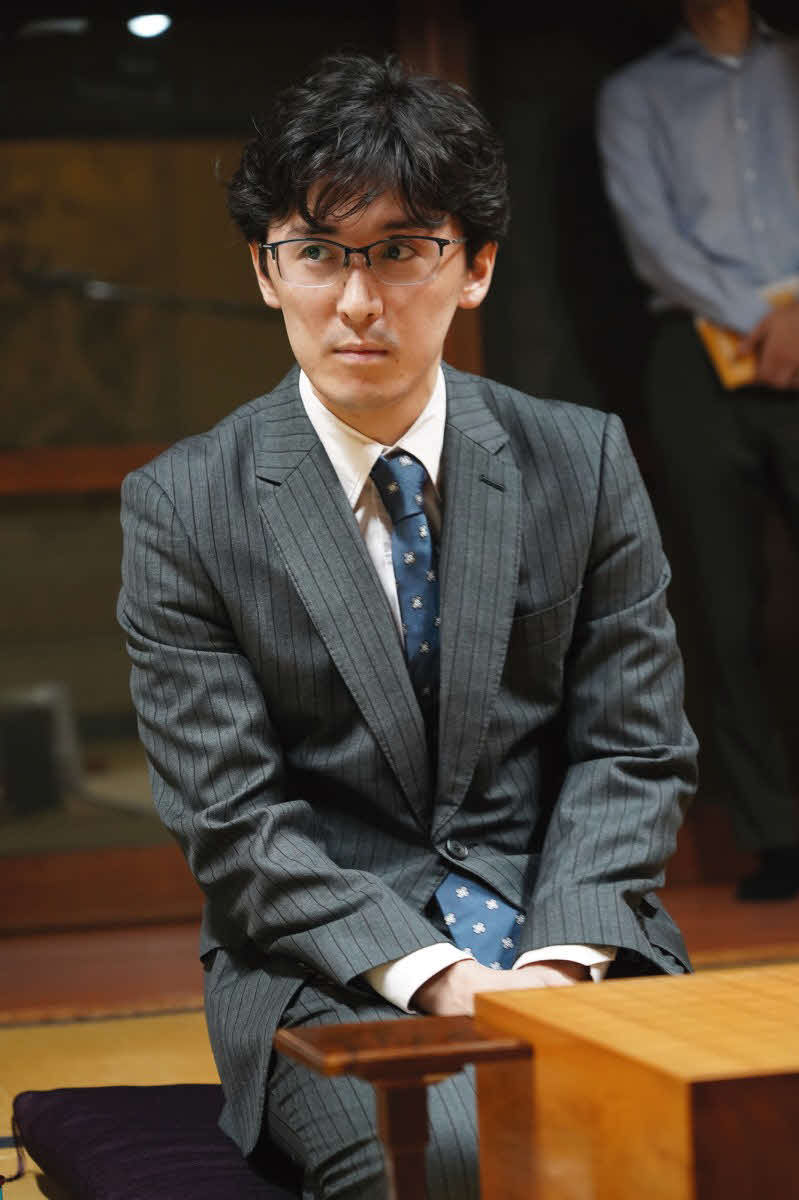 初の王座獲得と九段昇段まであと1勝としている伊藤匠叡王（日本将棋連盟提供）