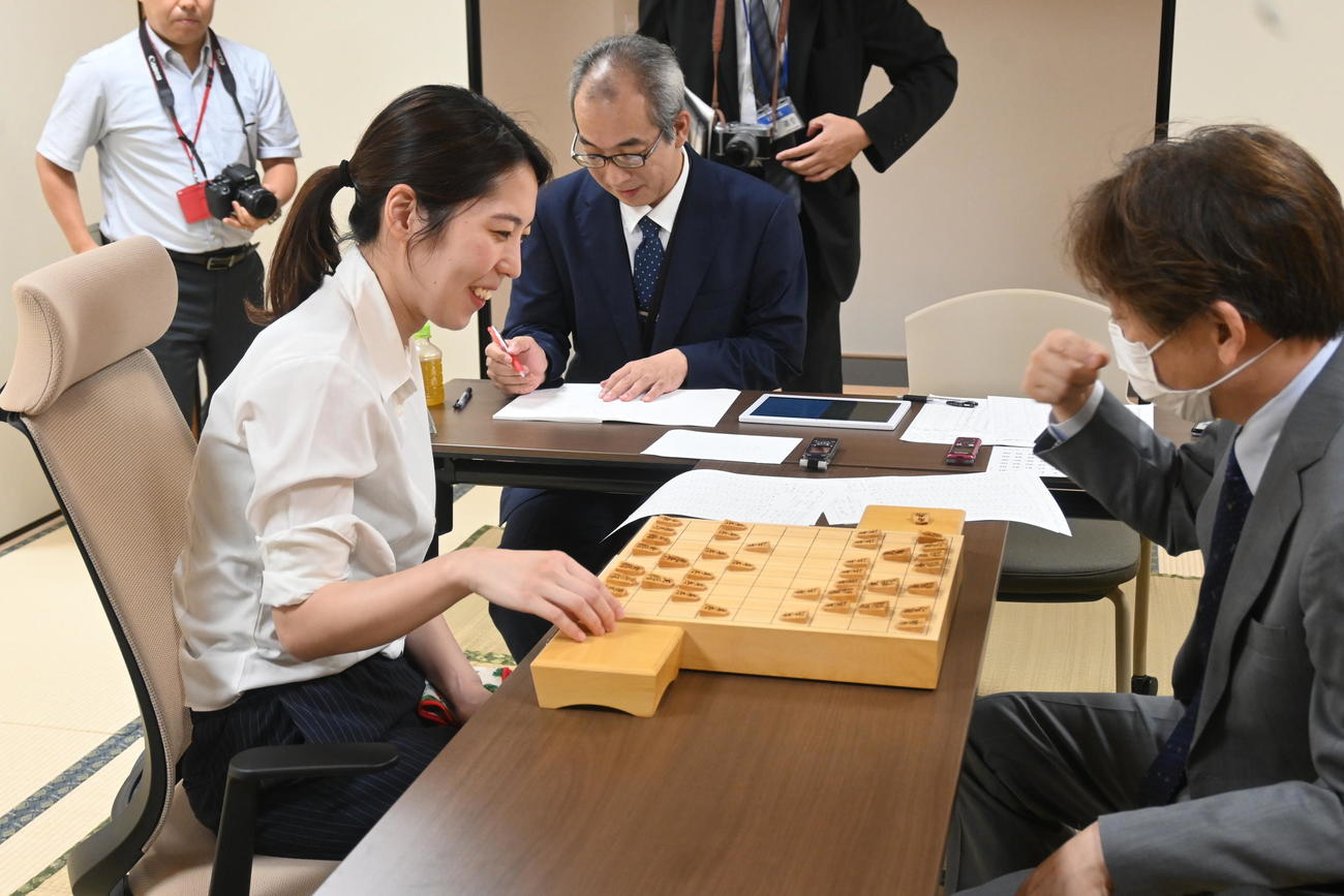 プロ編入試験の受験資格を得た福間香奈女流6冠（左）と浦野真彦八段（撮影・松浦隆司）