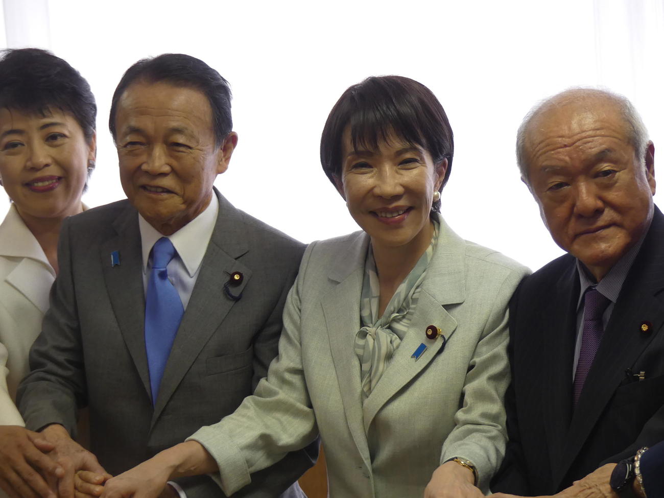 自民党臨時総務会で了承された新執行部で写真撮影に応じる左から有村治子総務会長、麻生太郎副総裁、高市早苗総裁、鈴木俊一幹事長（撮影・中山知子）