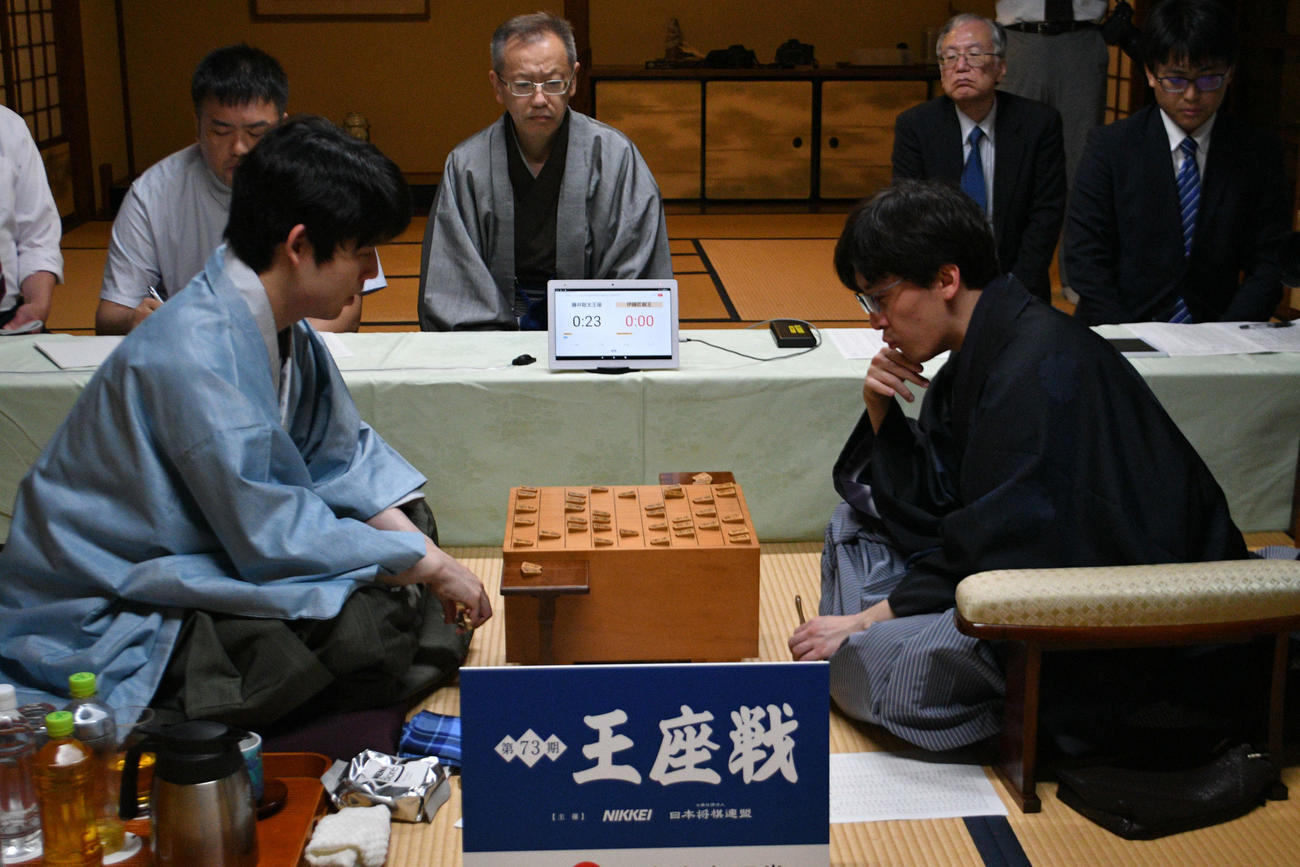 王座戦第4局は先手の藤井聡太王座（左）が伊藤匠叡王（右）を下して2勝2敗に追いつく
