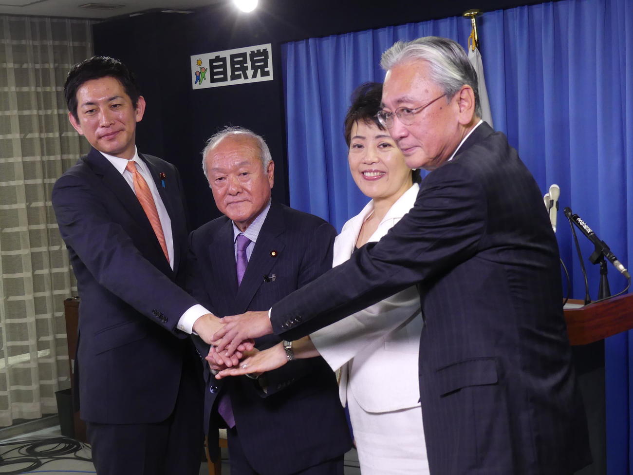 自民党の新4役。左から小林鷹之政調会長、鈴木俊一幹事長、有村治子総務会長、古屋圭司選対委員長（撮影・中山知子）