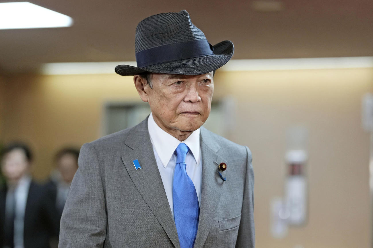 自民党本部に入る麻生太郎氏＝7日午前、東京・永田町（共同）