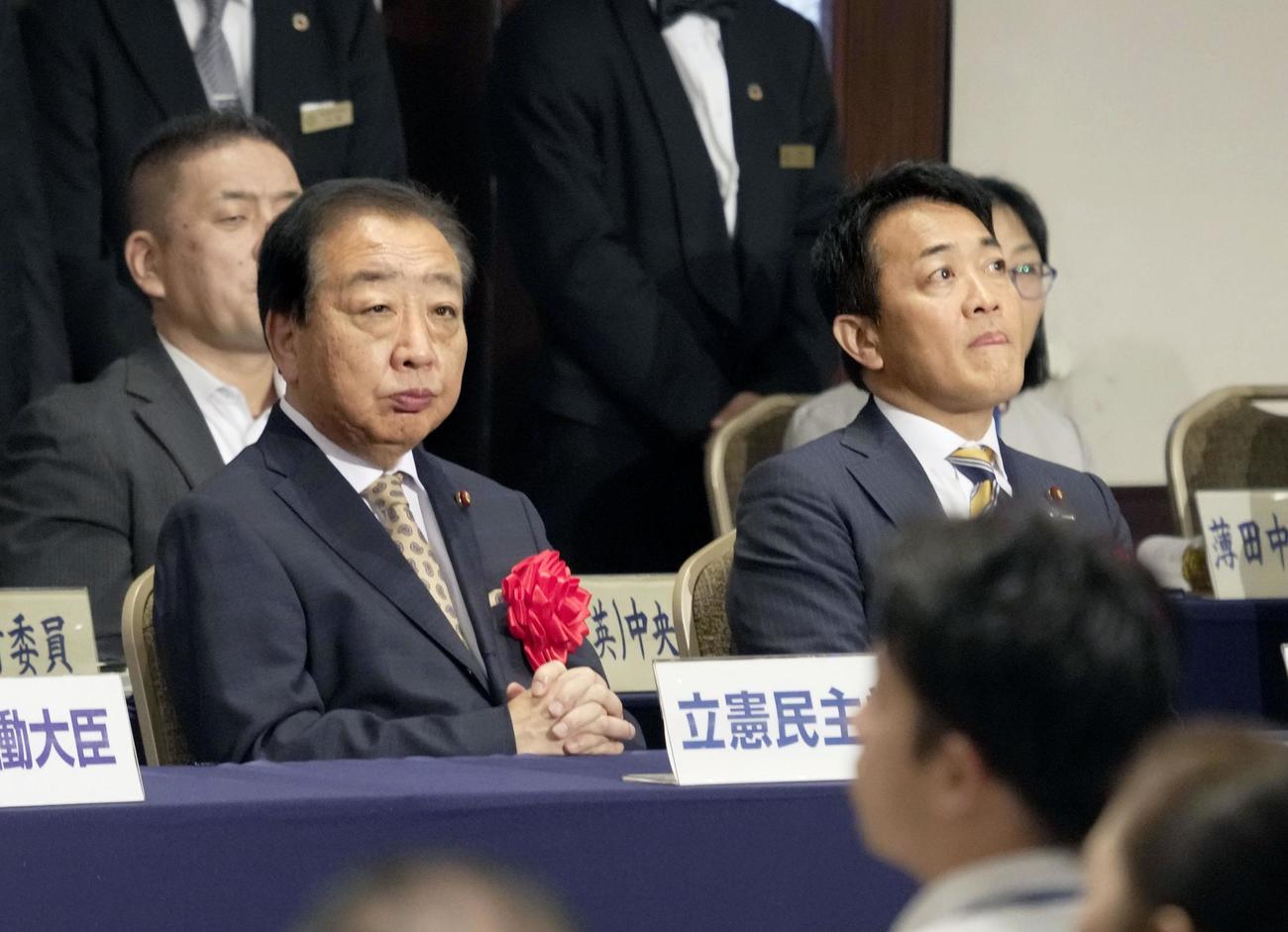 連合の定期大会に出席した立憲民主党の野田代表（左）と国民民主党の玉木代表＝7日午前、東京都新宿区（共同）