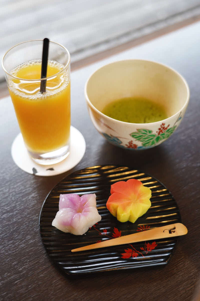 藤井聡太王座のおやつは和菓子（練り切り）と抹茶、オレンジジュース（日本将棋連盟提供）