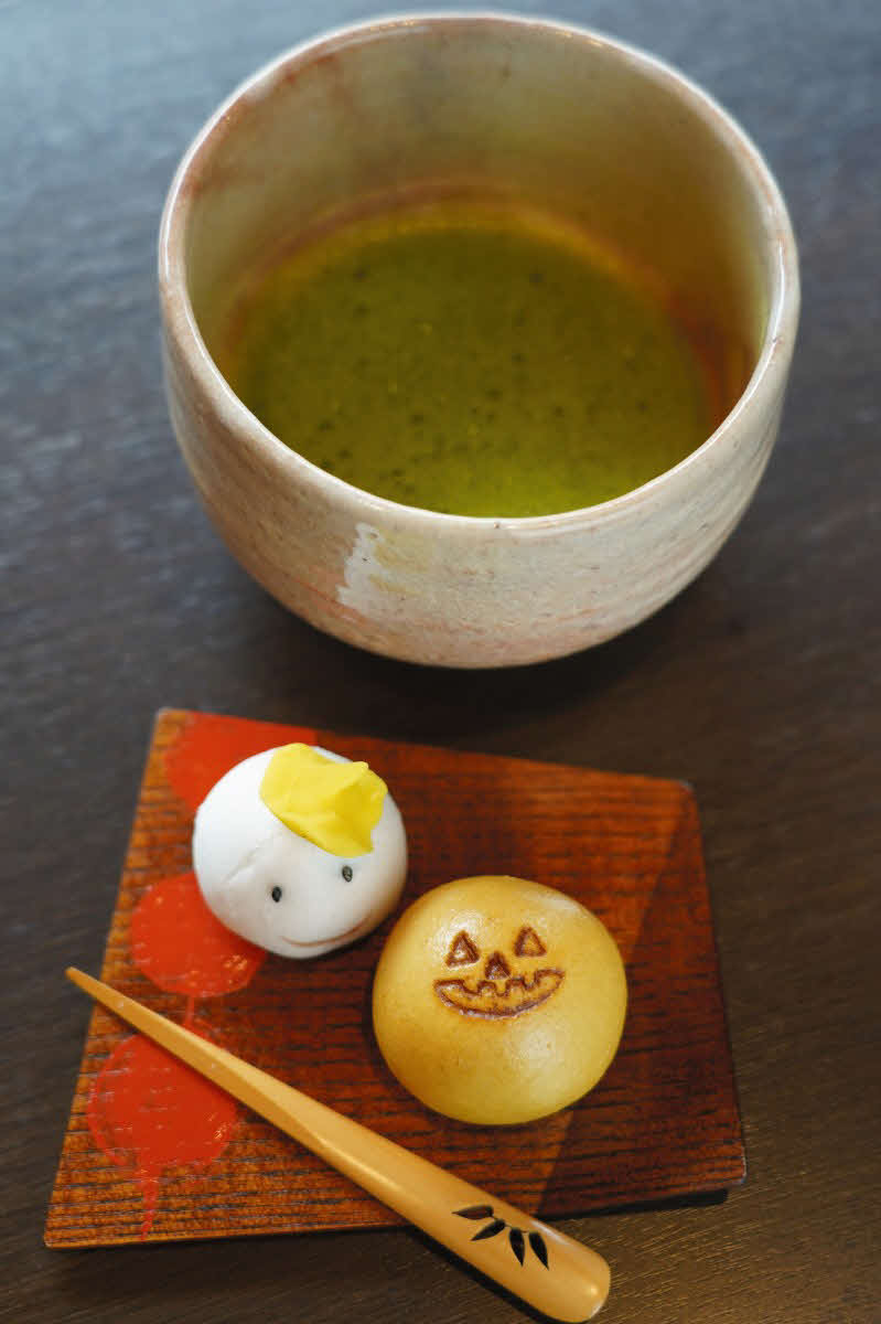 伊藤匠叡王のおやつは和菓子（まんじゅう）と抹茶（日本将棋連盟提供）