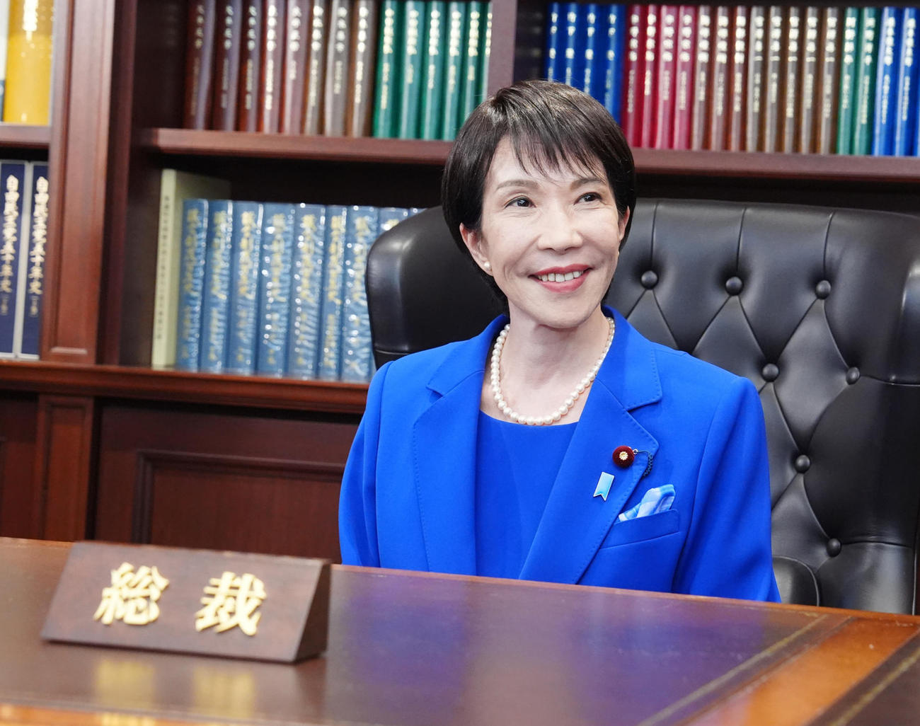 総裁の椅子に座る自民党新総裁の高市早苗氏（2025年10月4日撮影）