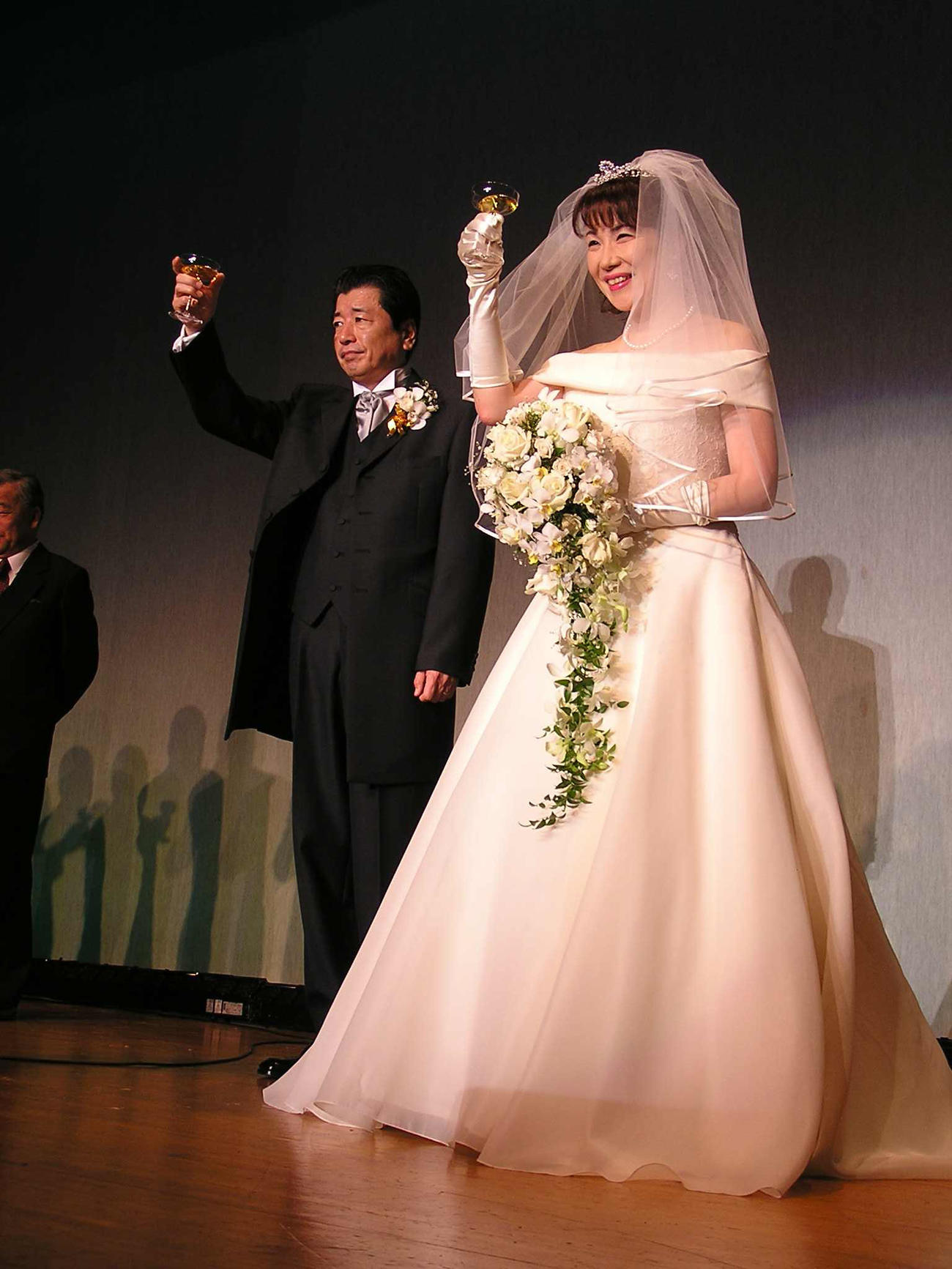 04年、結婚披露宴で乾杯する高市早苗氏（右）と山本拓氏