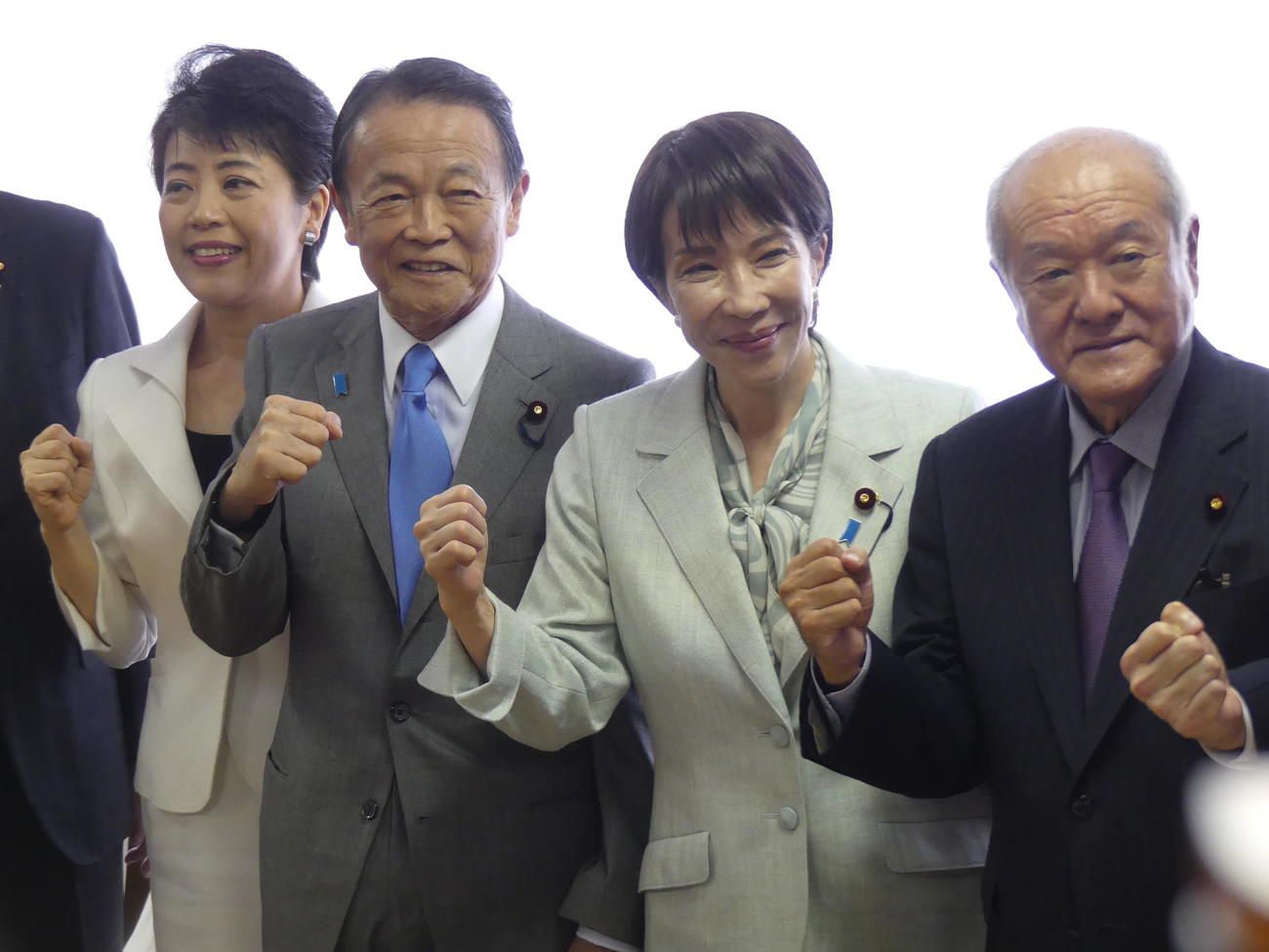 自民党臨時総務会で了承された新執行部でガッツポーズする左から有村治子総務会長、麻生太郎副総裁、高市早苗総裁、鈴木俊一幹事長（撮影・中山知子）
