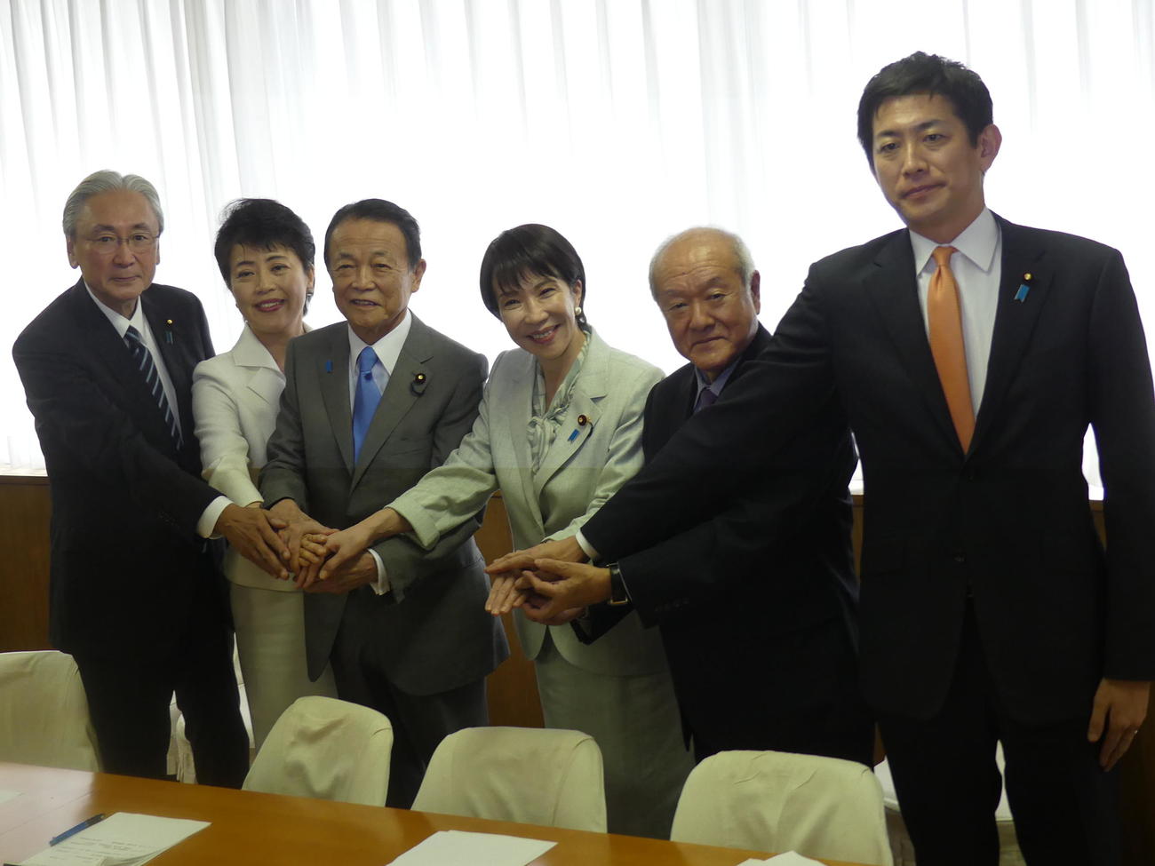 自民党の新役員。左から古屋圭司選対委員長、有村治子総務会長、麻生太郎副総裁、高市早苗総裁、鈴木俊一幹事長、小林鷹之政調会長（撮影・中山知子）