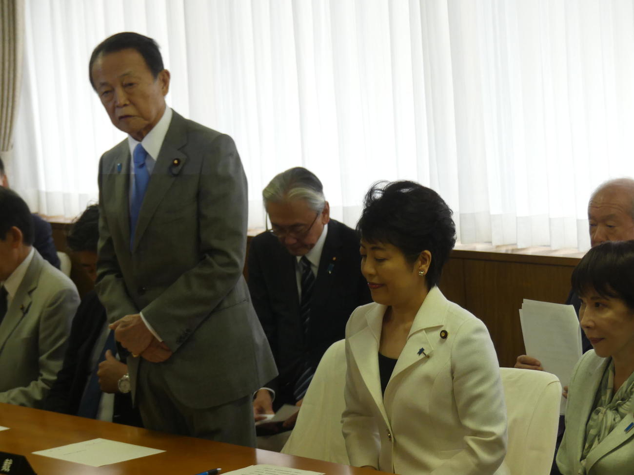自民党臨時総務会であいさつする麻生太郎副総裁（撮影・中山知子）