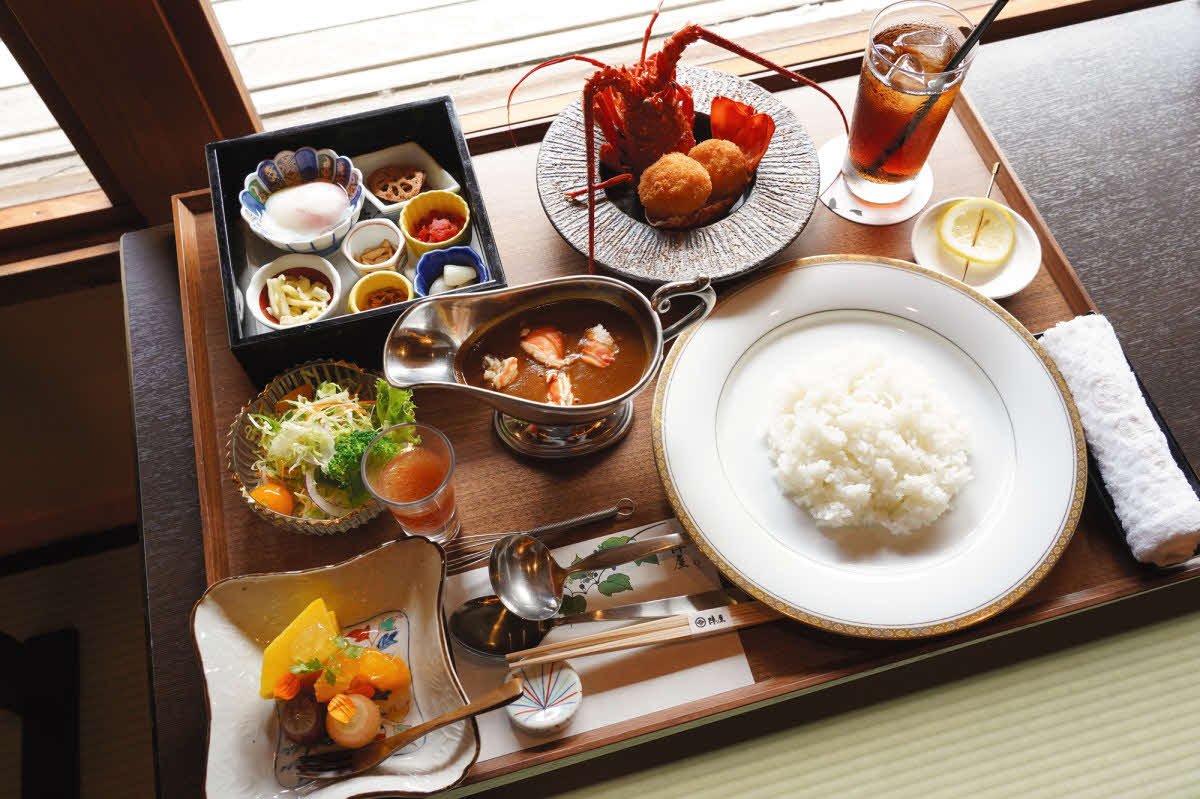 藤井聡太王座がランチで注文したのは陣屋カレー（伊勢エビ）とアイスレモンティー（日本将棋連盟提供）