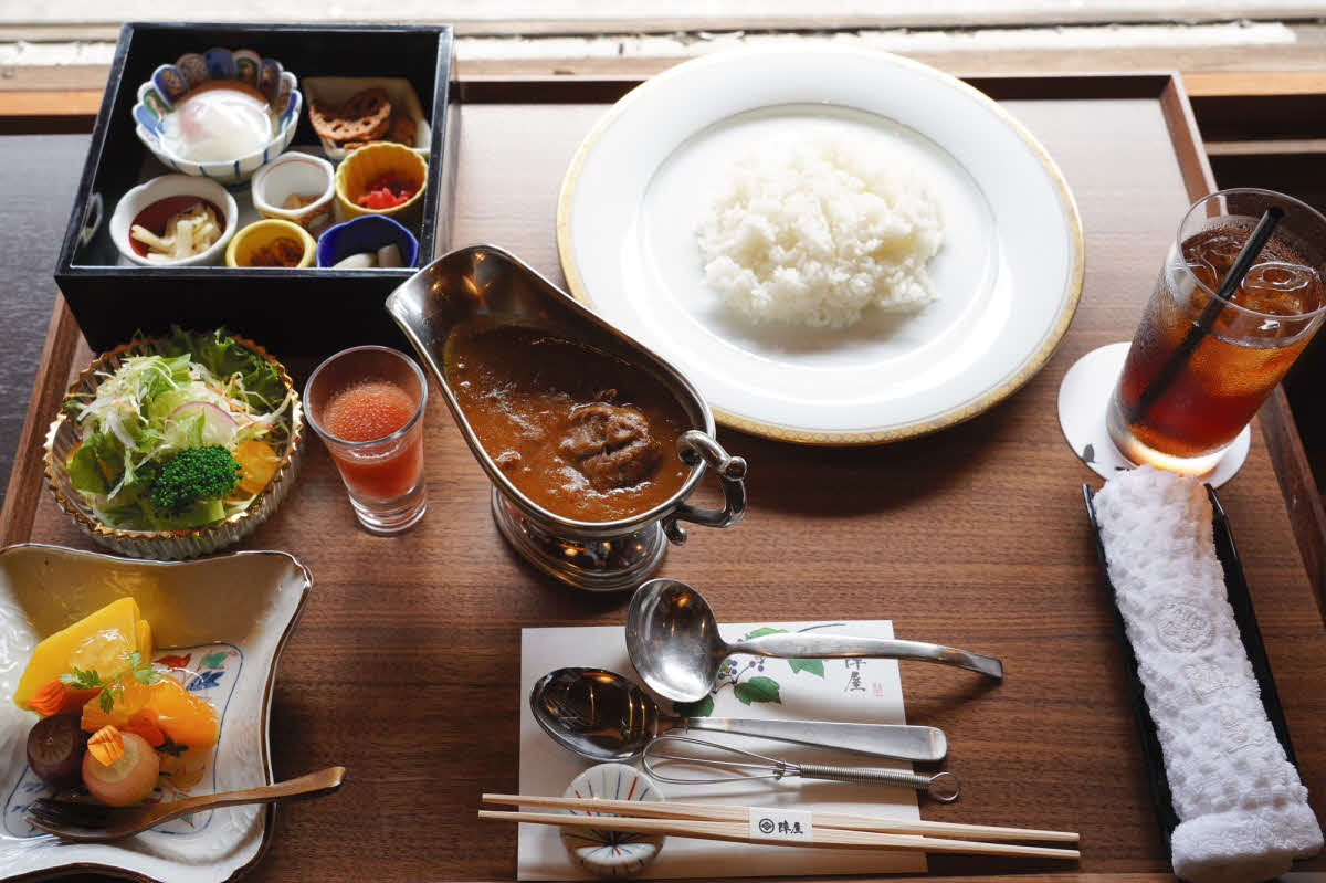 伊藤匠叡王のランチは陣屋カレー（ビーフ）とアイスティー（日本将棋連盟提供）