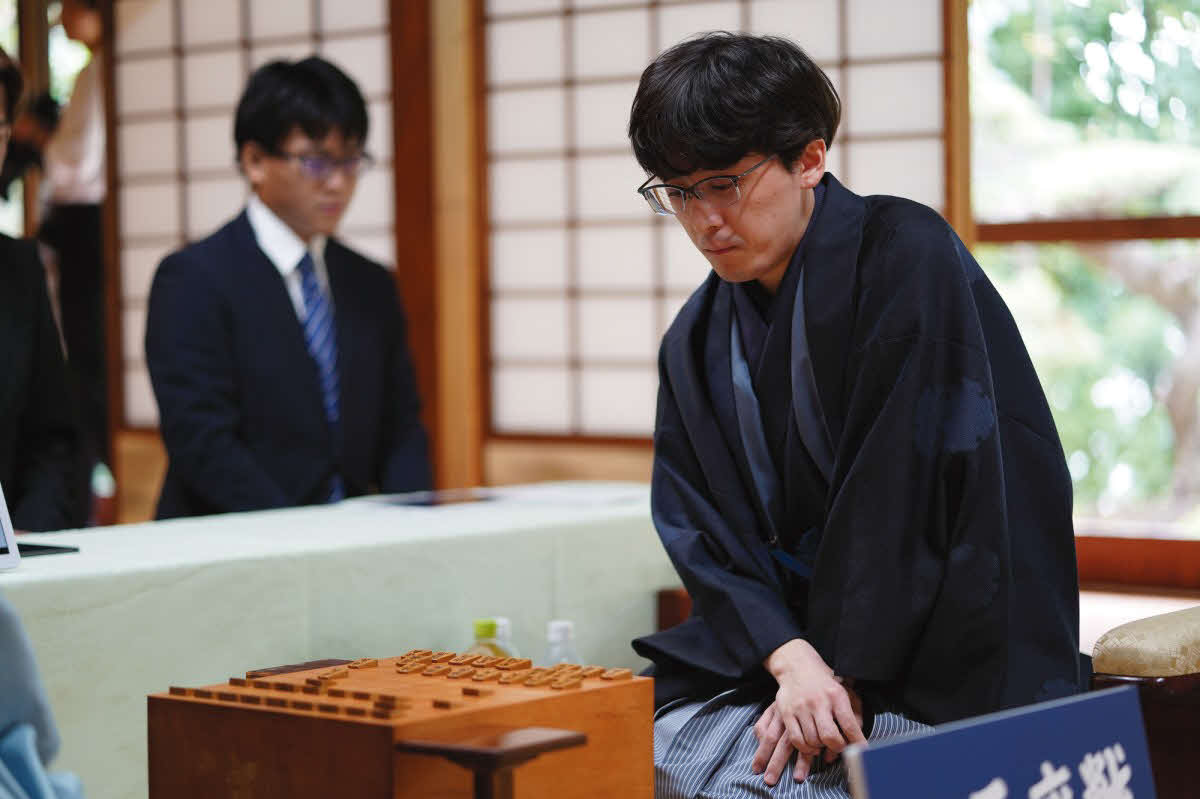 第4局を制して初の王座獲得を目指す伊藤匠叡王（日本将棋連盟提供）