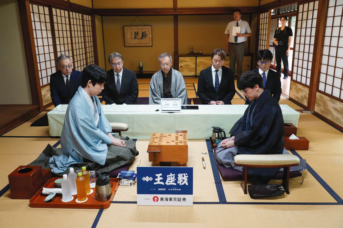 王座戦第4局は藤井聡太王座（左）の先手で対局開始（右は挑戦者の伊藤匠叡王、日本将棋連盟提供）