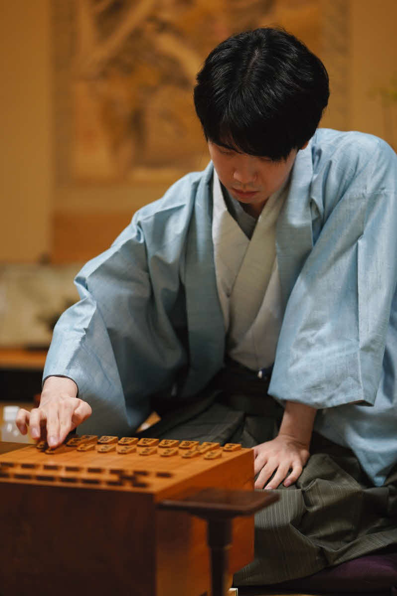 第4局を制して2勝2敗に追いつきたい藤井聡太王座（日本将棋連盟提供）