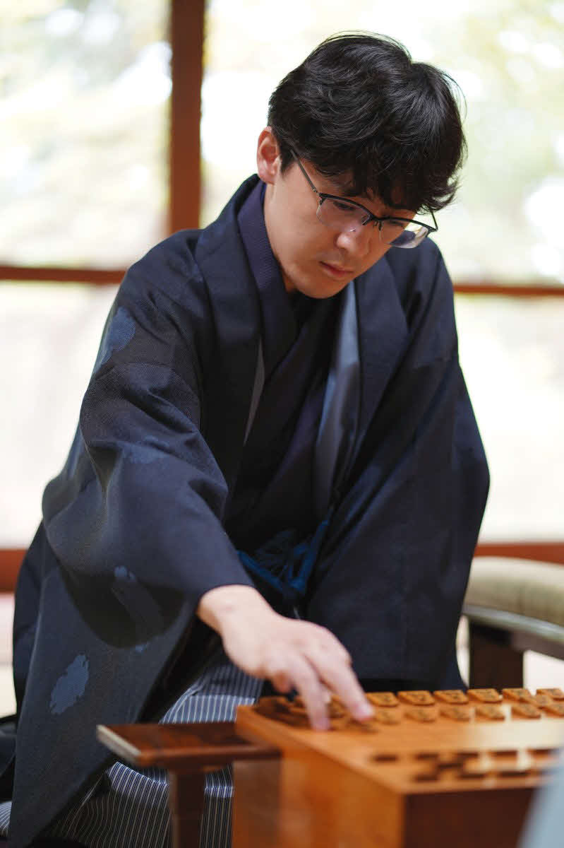 第4局を制して初の王座獲得を目指す伊藤匠叡王（日本将棋連盟提供）