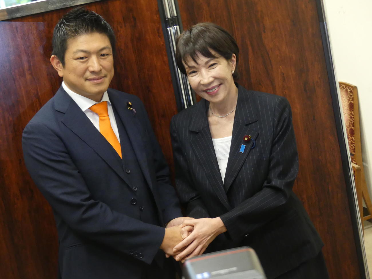 参政党の控室を就任あいさつで訪れ、神谷宗幣代表（左）と握手をかわず自民党の高市早苗総裁（撮影・中山知子）