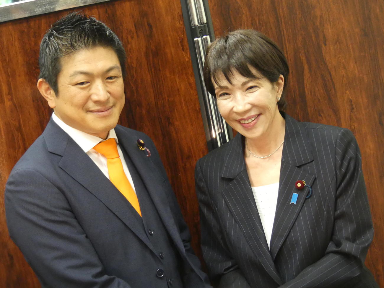 参政党の控室を就任あいさつで訪れ、神谷宗幣代表（左）と握手をかわず自民党の高市早苗総裁（撮影・中山知子）