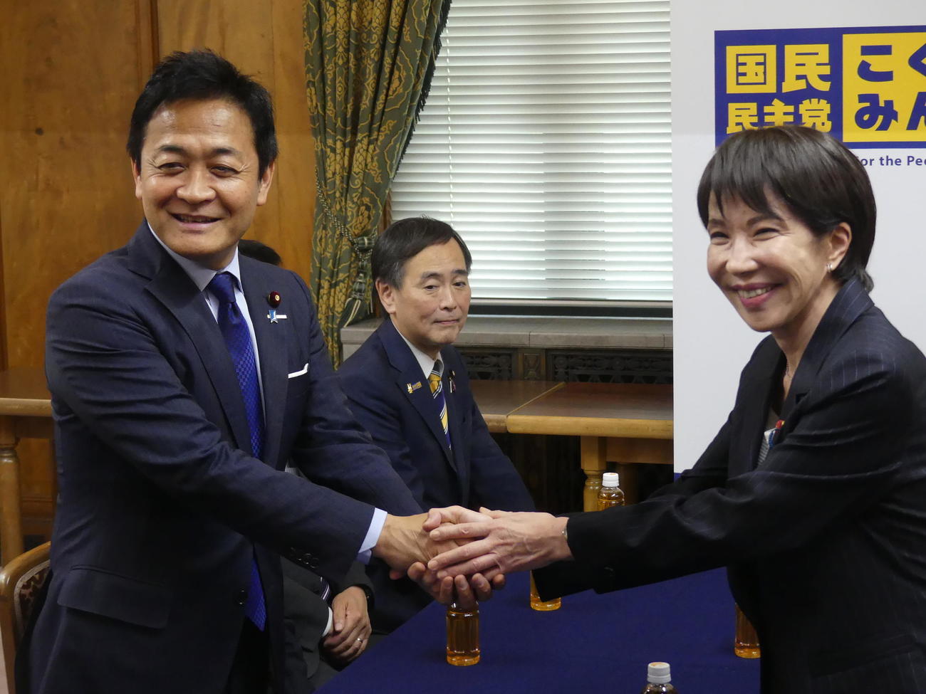 就任あいさつで国民民主党の控室を訪れ、玉木雄一郎代表（左）と握手をかわす自民党の高市早苗総裁（撮影・中山知子）