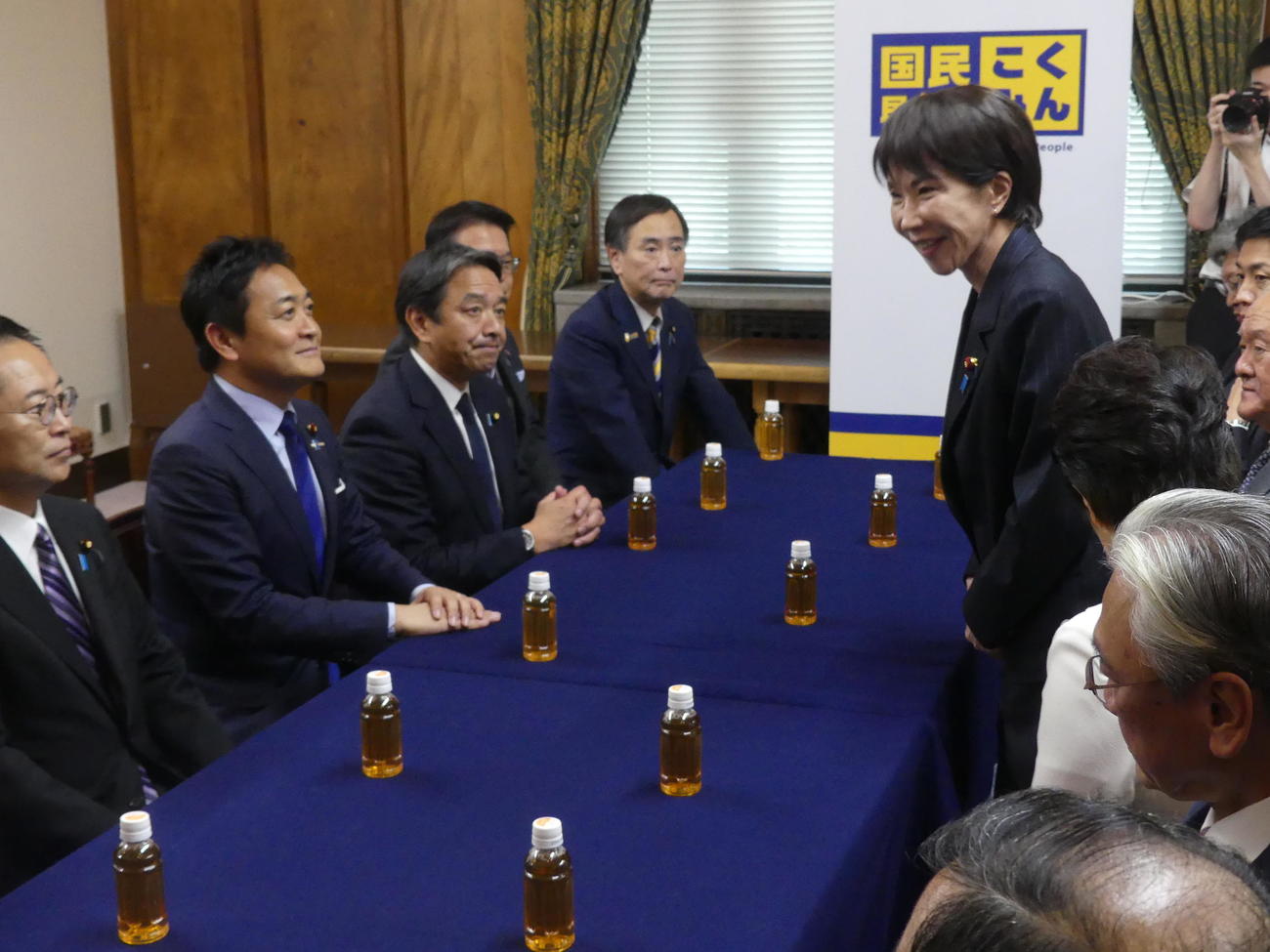 国民民主党の執行部に就任あいさつに訪れた自民党の高市早苗総裁（右）（撮影・中山知子）