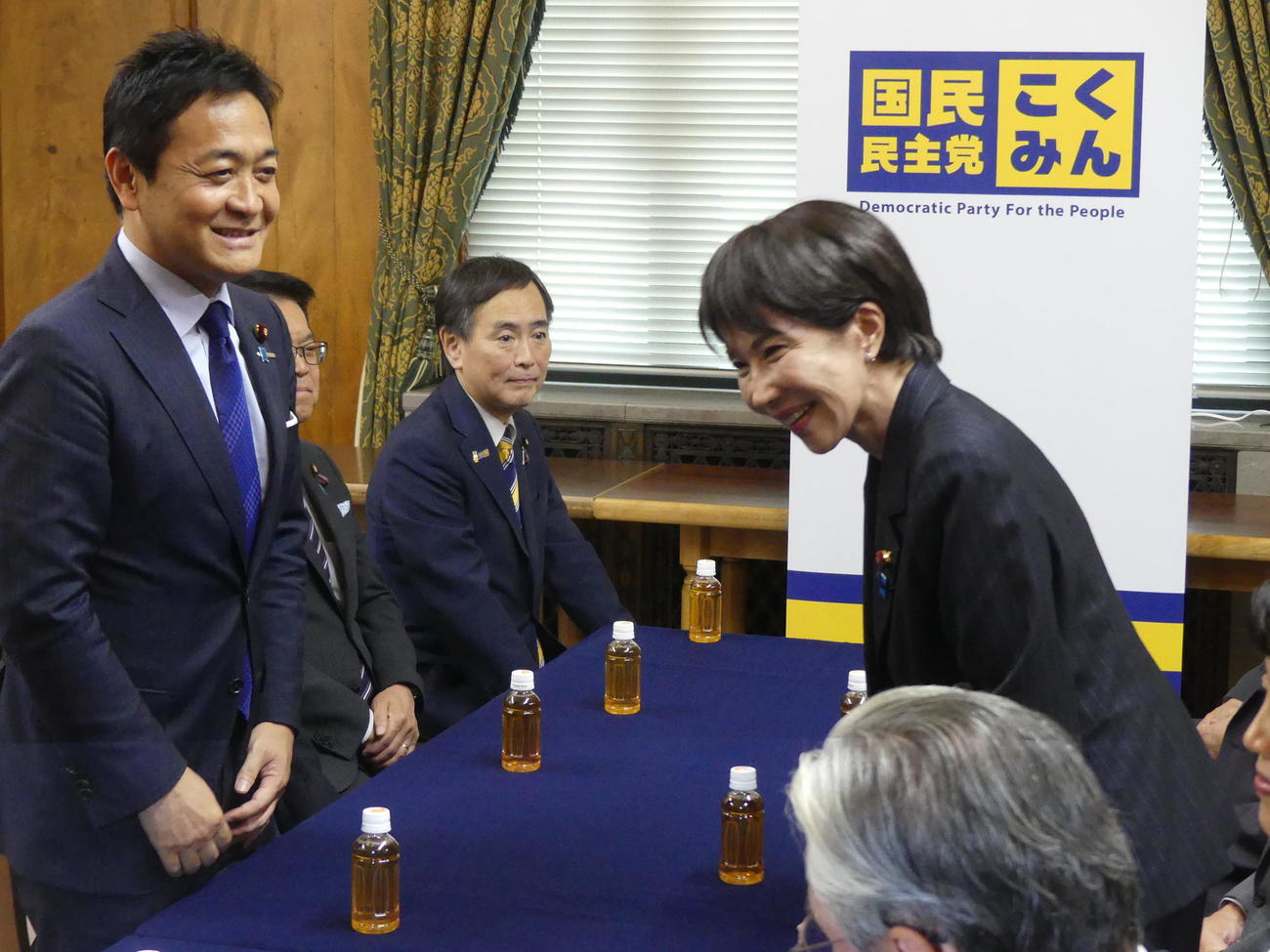 就任あいさつで国民民主党の控室を訪れ、玉木雄一郎代表（左）ら幹部に頭を下げる自民党の高市早苗総裁（撮影・中山知子）