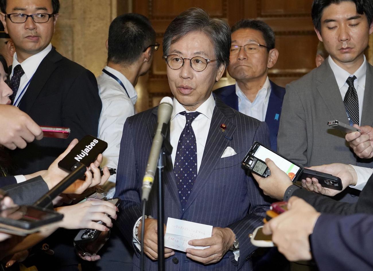国民民主党の榛葉幹事長らとの会談後、記者団の取材に応じる立憲民主党の安住幹事長（共同）