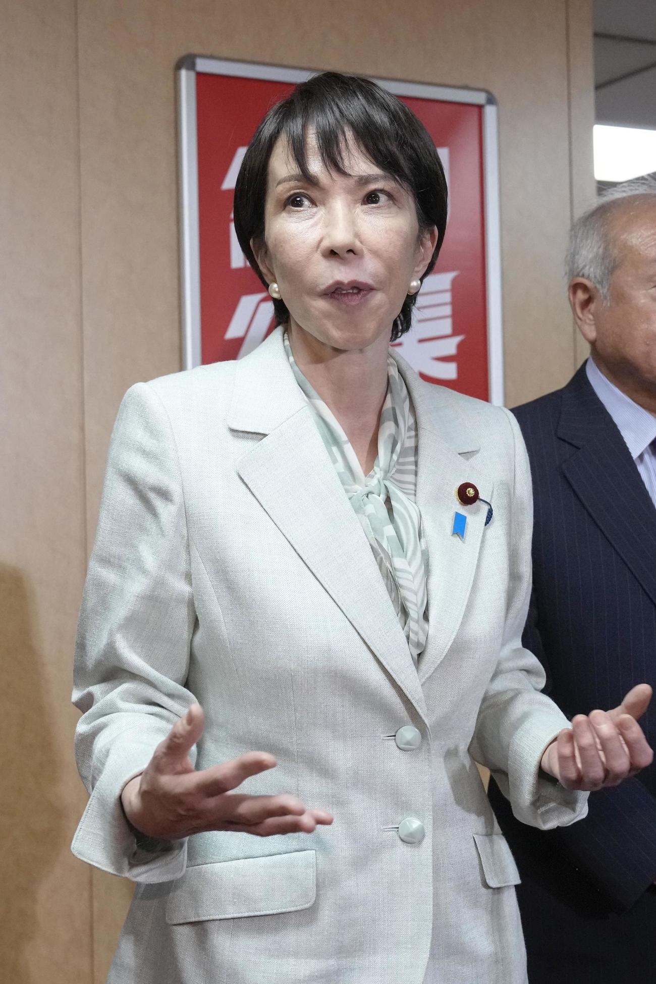 公明党幹部との会談後、自民党本部で記者団の取材に応じる高市総裁（共同）