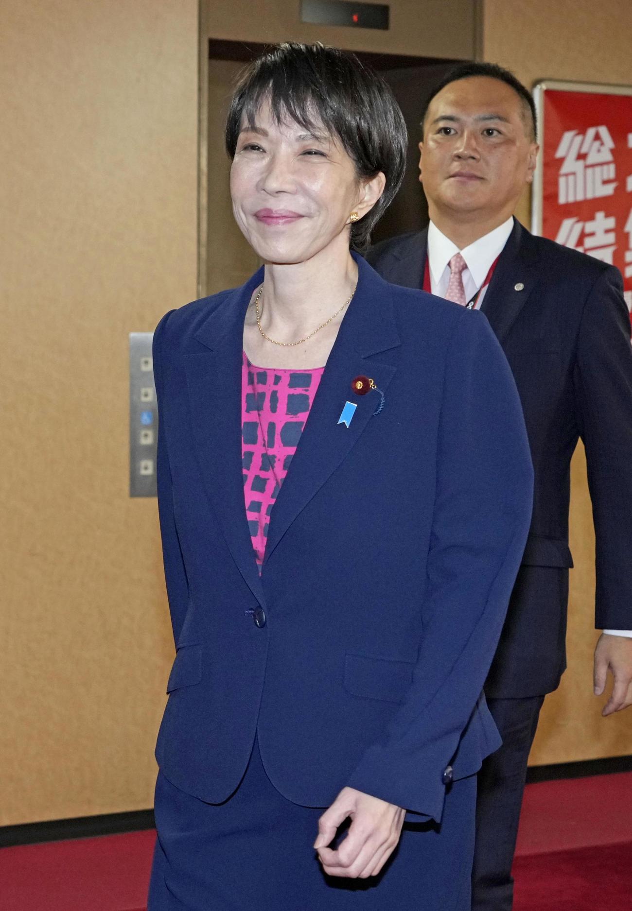 自民党本部を出る高市総裁＝10日午前、東京・永田町（共同）