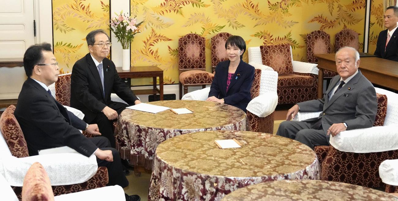 会談に臨む自民党の高市総裁（中央右）と公明党の斉藤代表（同左）。右端は自民党の鈴木幹事長、左端は公明党の西田幹事長