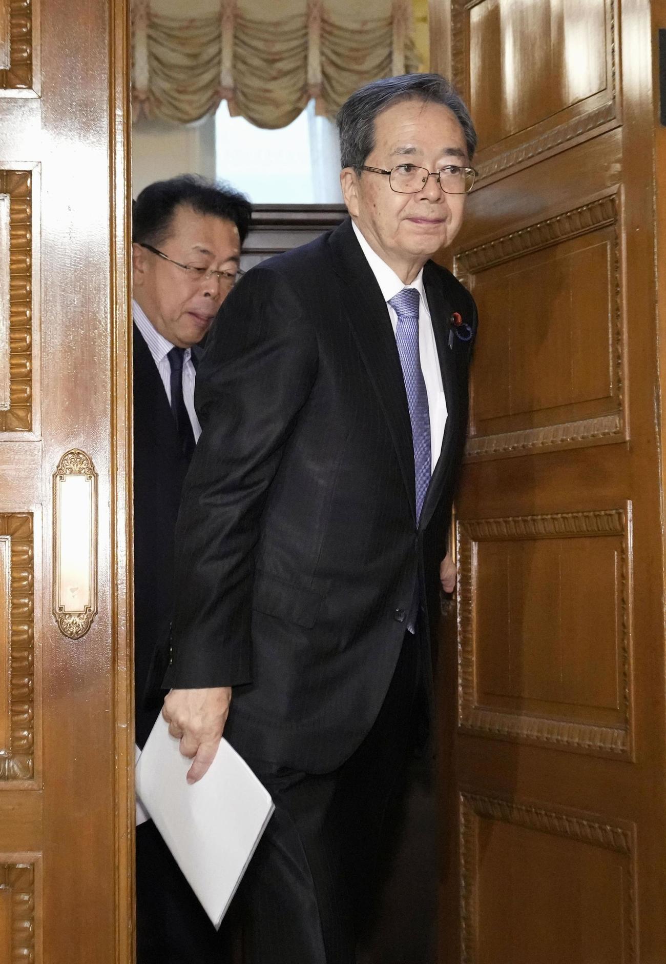 自民党の高市総裁との会談を終えた公明党の斉藤代表。奥は西田幹事長