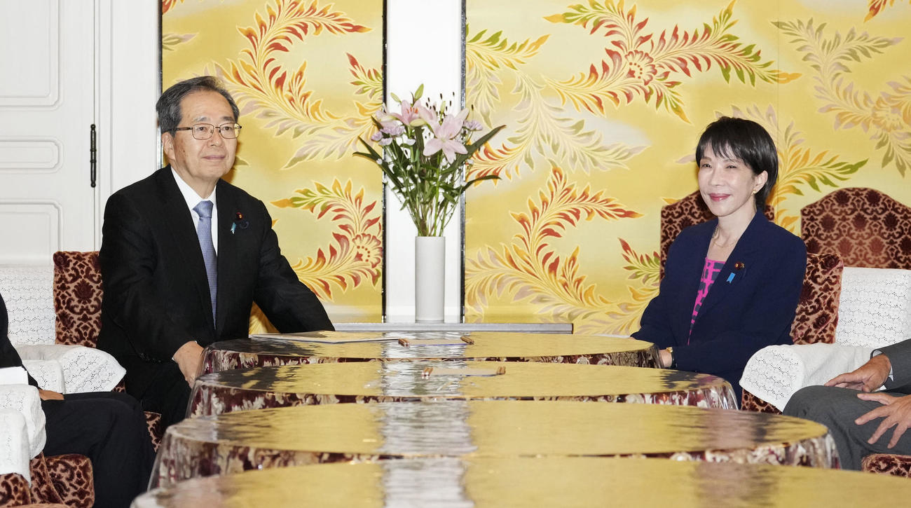 会談に臨む自民党の高市総裁（右）と公明党の斉藤代表（共同）