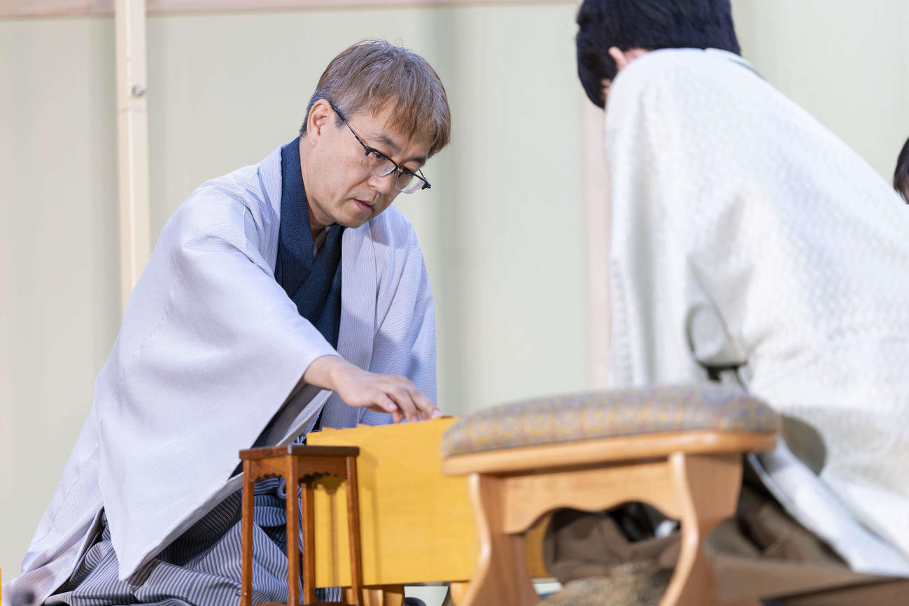 激戦の末に敗れた羽生善治九段（将棋日本シリーズ総合事務局提供）