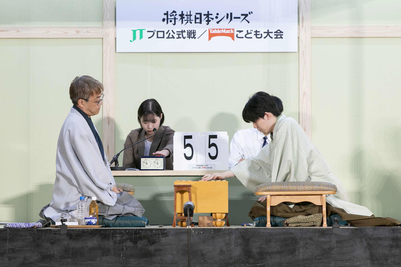 JT杯東海大会特別対局で羽生善治九段（左）を下した藤井聡太7冠（右、将棋日本シリーズ総合事務局）