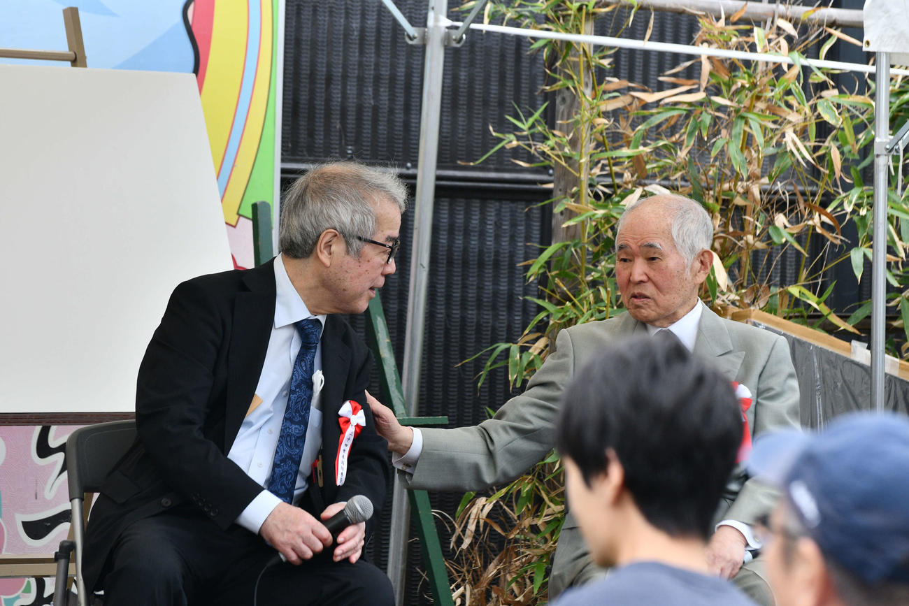 師匠の故木谷実九段の思い出を語る24世本因坊秀芳（石田芳夫九段＝左）と大竹英雄名誉碁聖（右）