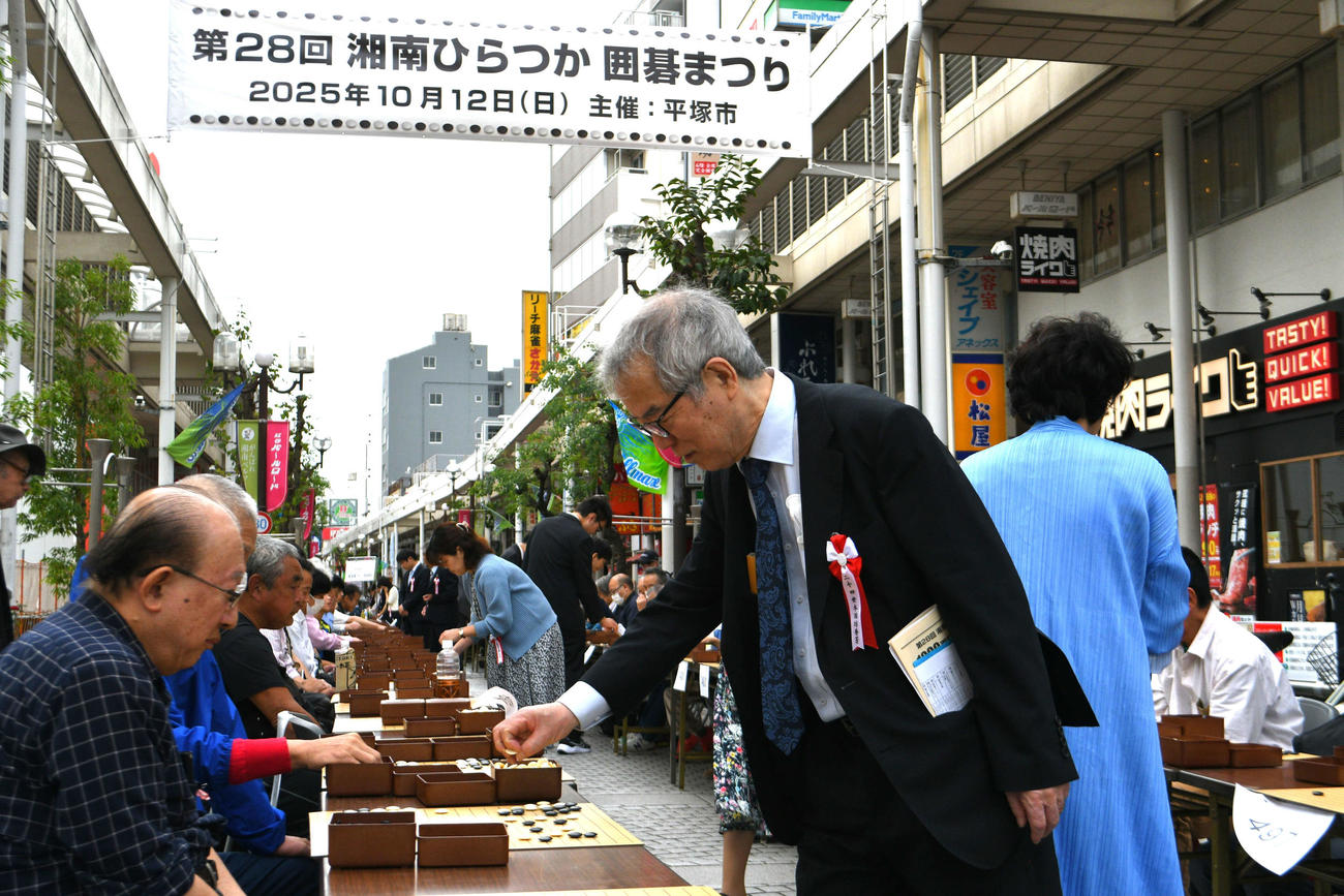 1000面打ちの指導対局でファンと交流する24世本因坊秀芳（石田芳夫九段）