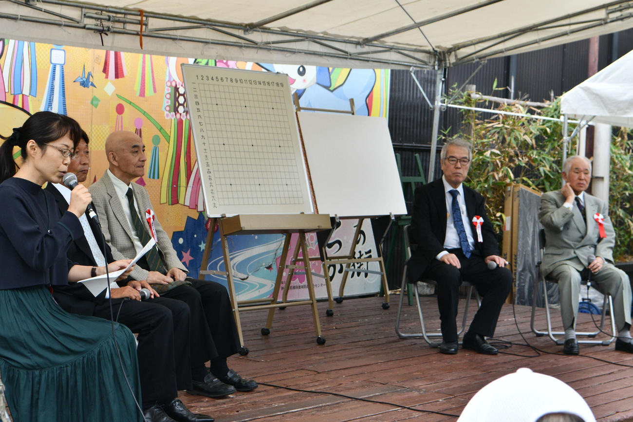 師匠の故木谷実九段の思い出を語るトークショーを行った小林泉美七段、小林覚九段、武政正樹九段、24世本因坊秀芳（石田芳夫九段）、大竹英雄名誉碁聖（左から）
