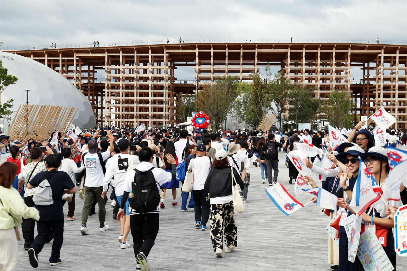大阪・関西万博最終日、入場しパビリオンへ向かう来場者たち（撮影・前田充）
