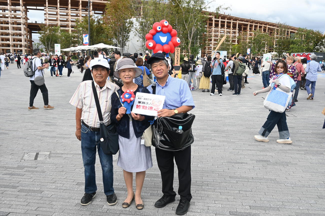 「皆勤賞」を達成した万博おばあちゃん家族、左から夫の鐘敏さん、外美代さん、長男の和弘（撮影・松浦隆司）