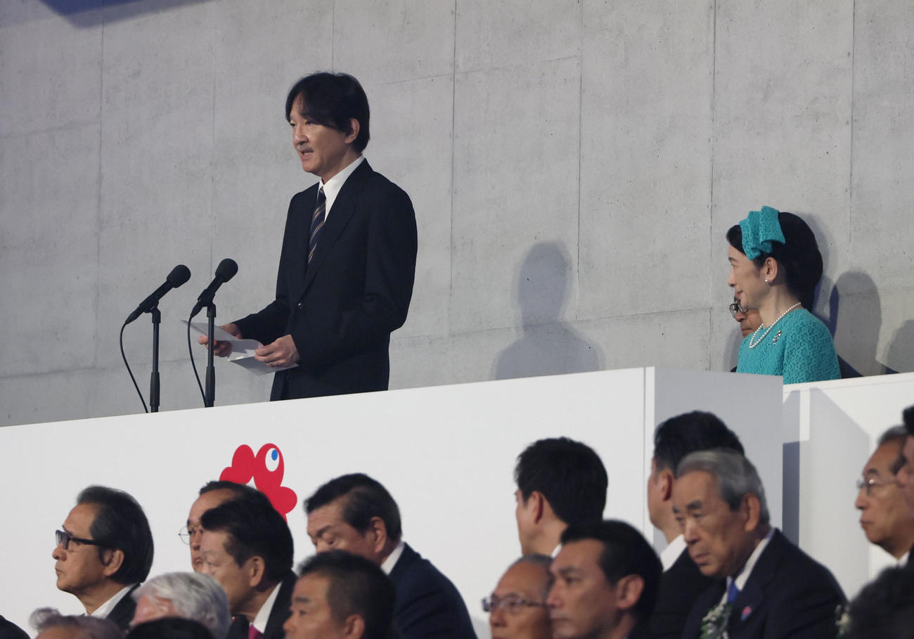 大阪・関西万博の閉会式であいさつされる秋篠宮さまと紀子さま（共同）