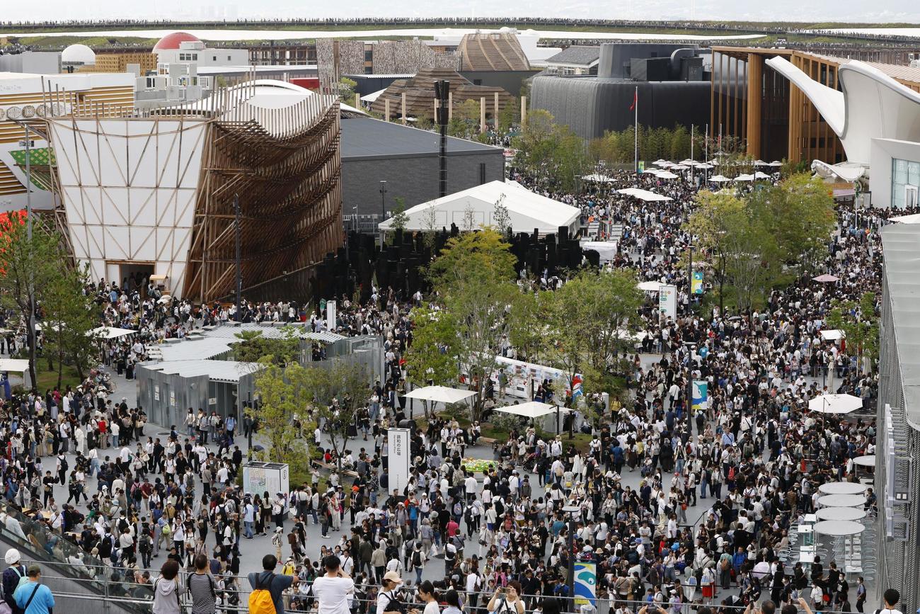 閉幕を控え大勢の来場者でにぎわう大阪・関西万博の会場（共同）
