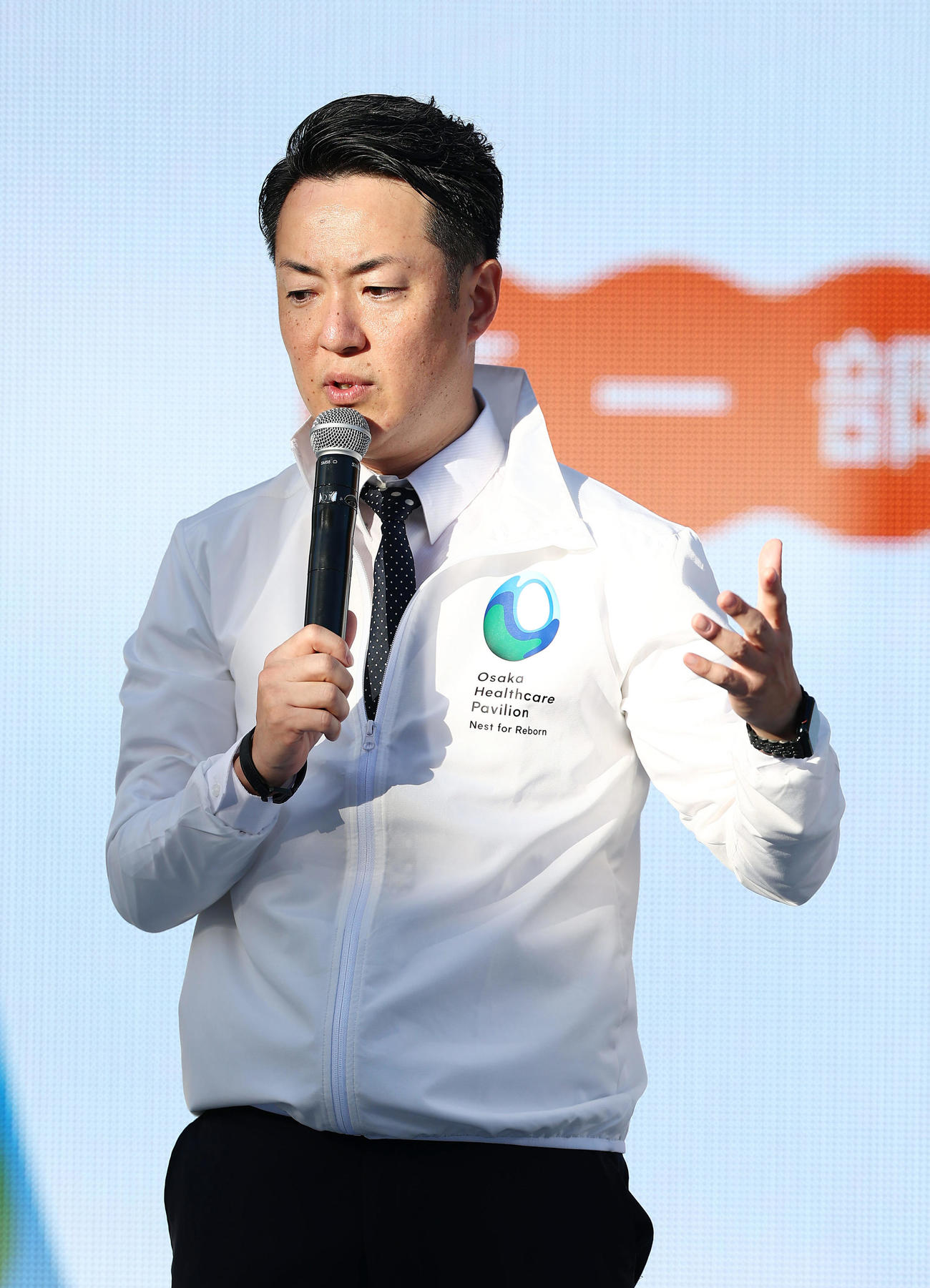 大阪ヘルスケアパビリオン「クロージングイベント」であいさつする大阪市の横山市長（撮影・前田充）