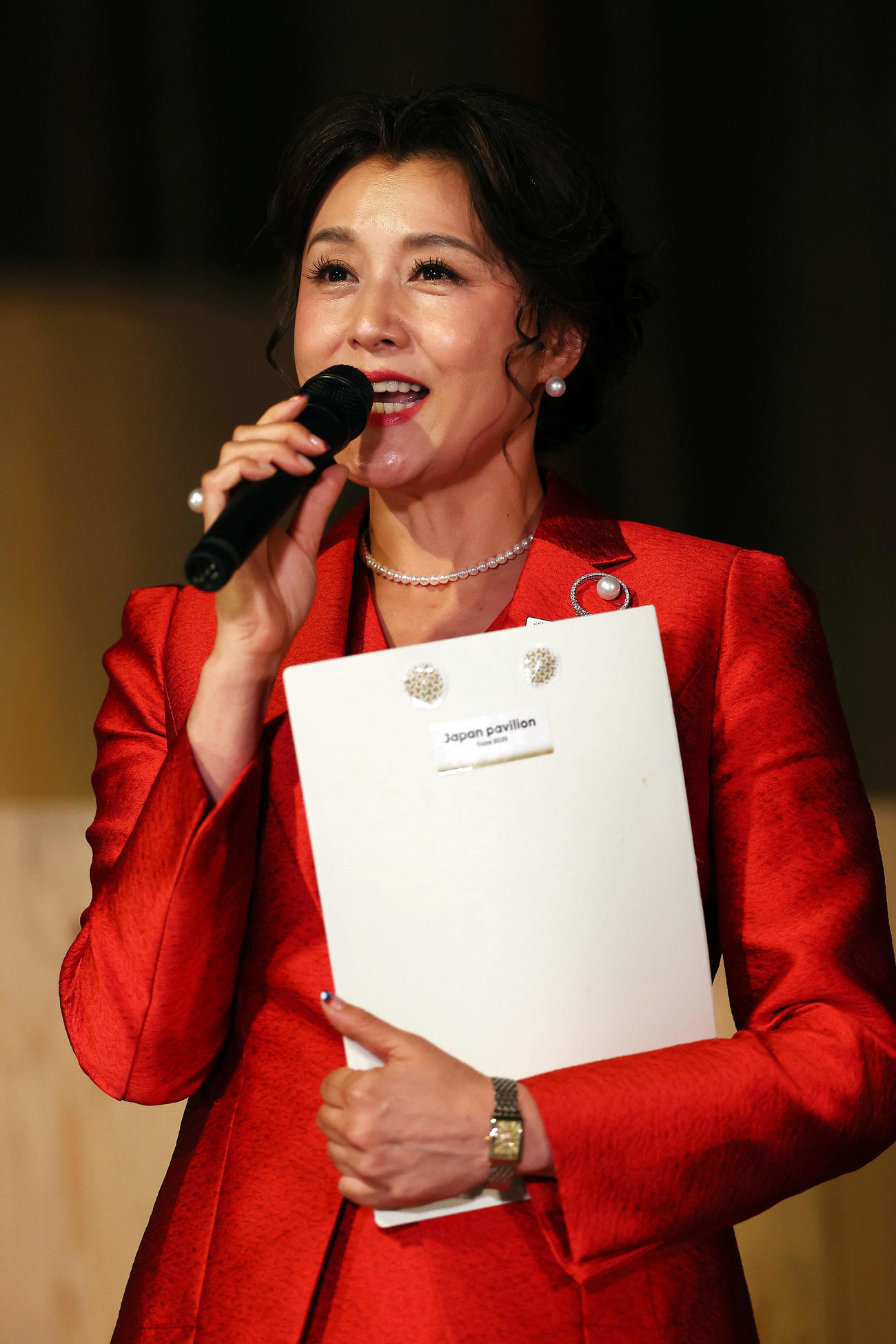 終幕を迎え、あいさつする日本館名誉館長の藤原紀香（撮影・前田充）
