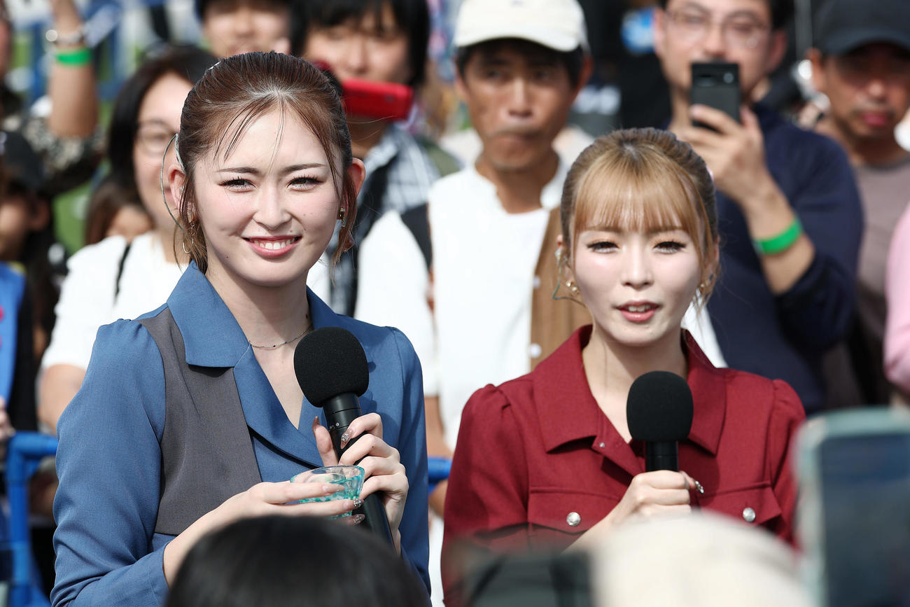 大阪・関西万博ファイナルイベント「ありがとう旅立ちの祭典」に登場したゆうちゃみ（左）とゆい小池（撮影・前田充）
