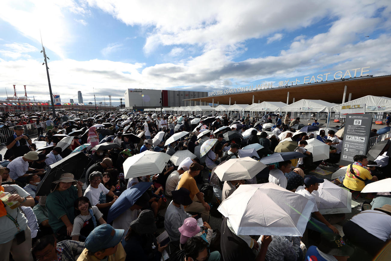 大阪・関西万博最終日、東ゲート前で開場を待つ多くの来場者たち（撮影・前田充）