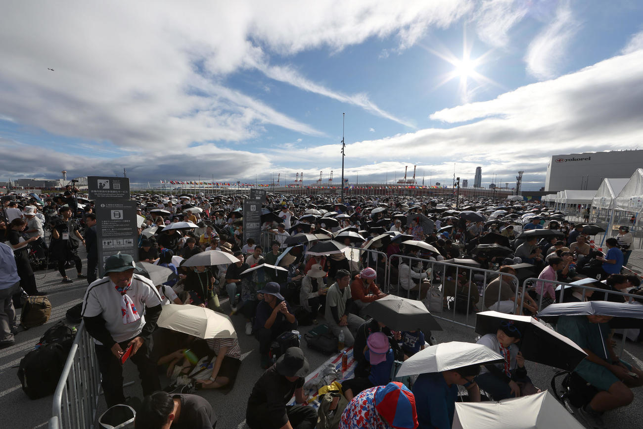 大阪・関西万博最終日、東ゲート前で開場を待つ多くの来場者たち（撮影・前田充）