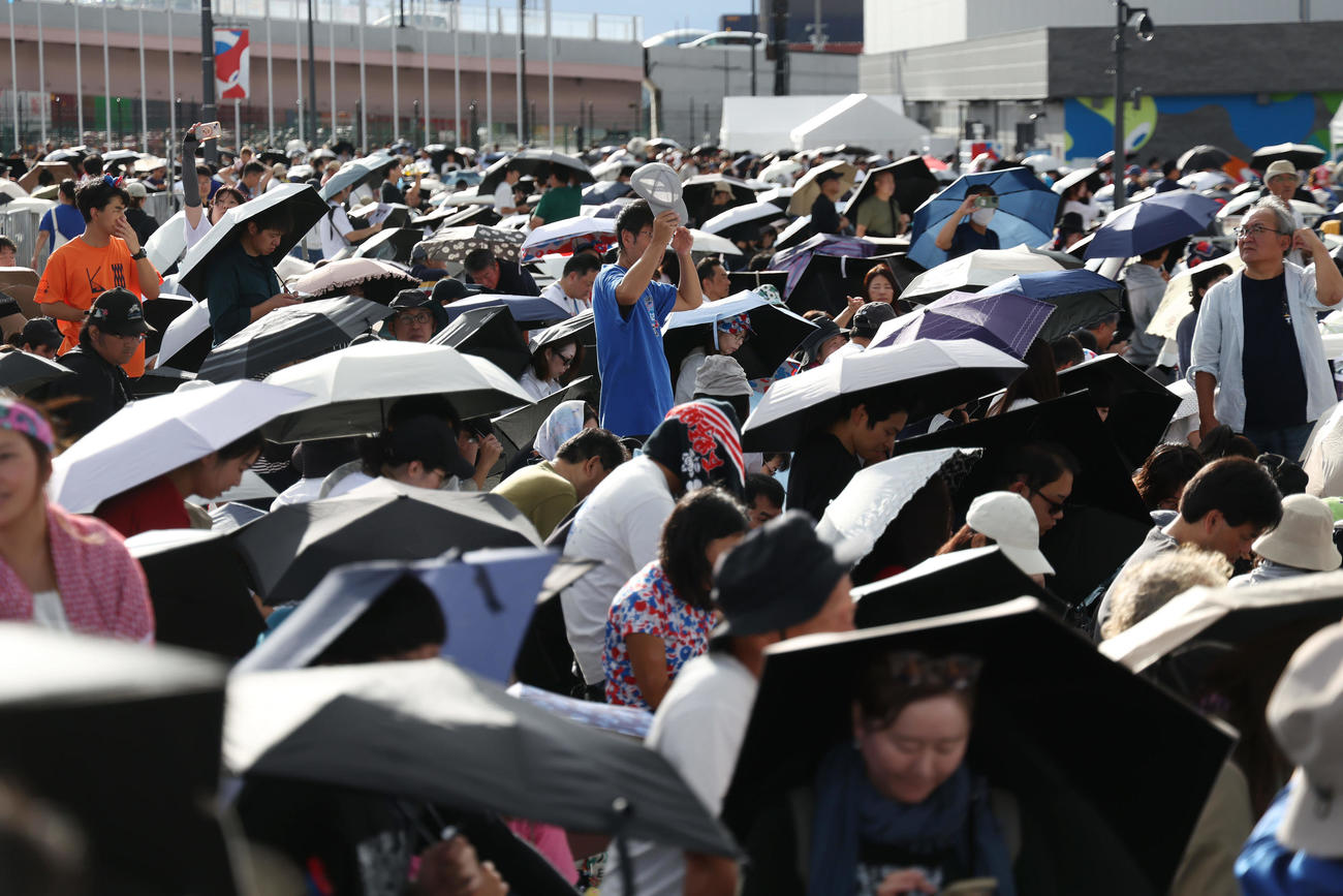 大阪・関西万博最終日、東ゲート前で開場を待つ多くの来場者たち（撮影・前田充）