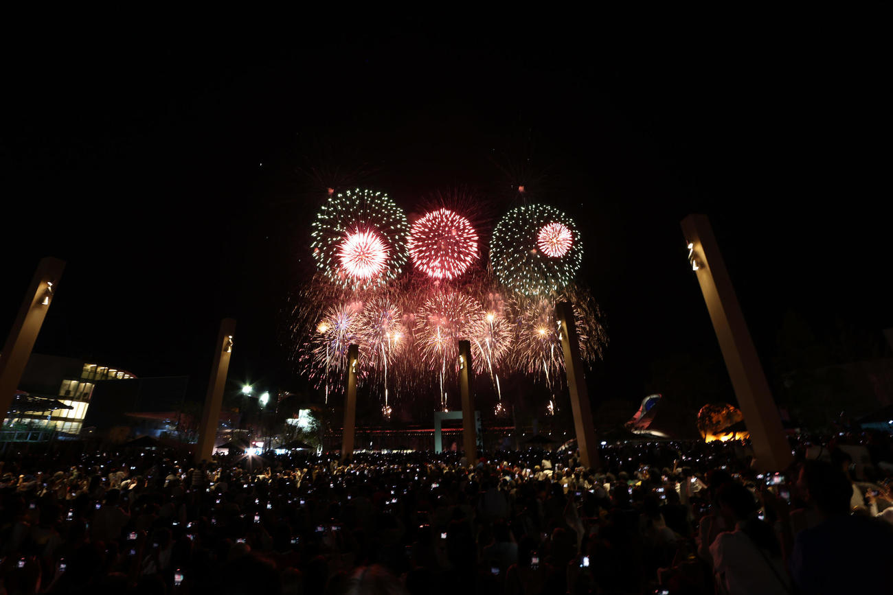閉幕する大阪・関西万博の夜空を彩る打ち上げ花火（撮影・前田充）