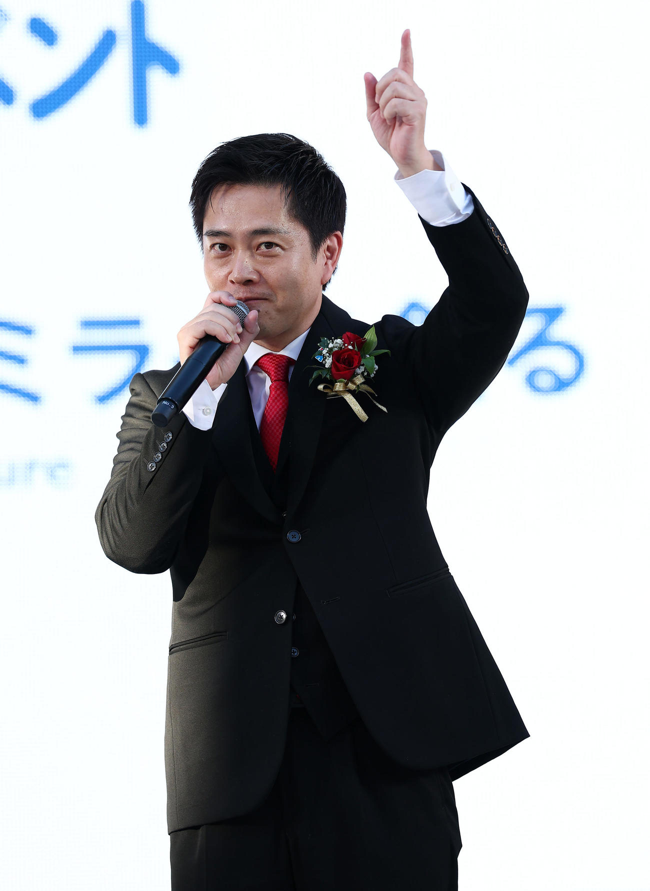 大阪ヘルスケアパビリオン「クロージングイベント」であいさつする大阪府の吉村知事（撮影・前田充）