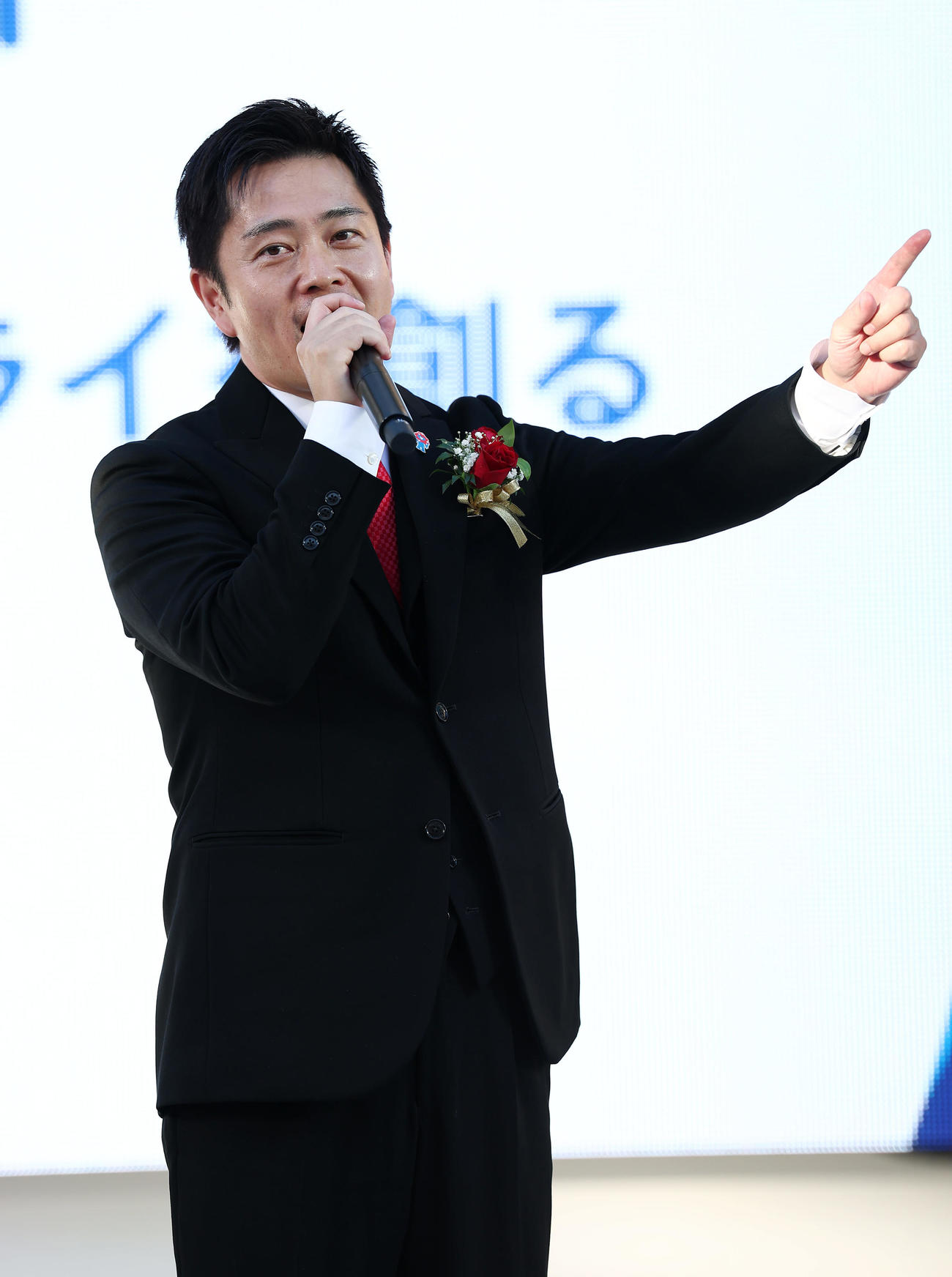 大阪ヘルスケアパビリオン「クロージングイベント」であいさつする大阪府の吉村知事（撮影・前田充）